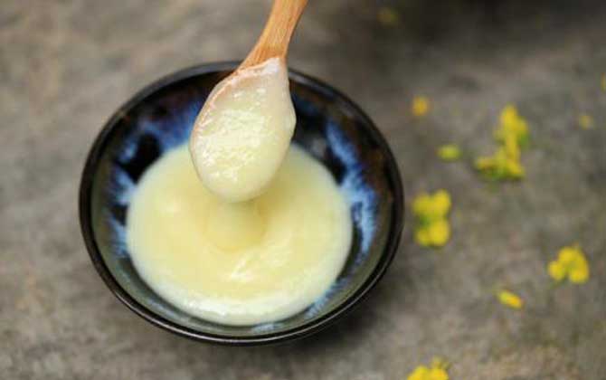 女人長期吃蜂王漿的好處,不但能美容養(yǎng)顏,還能延緩衰老速度! 蜂王漿