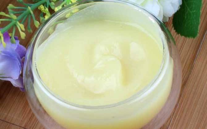 女人長期吃蜂王漿的好處,不但能美容養(yǎng)顏,還能延緩衰老速度! 蜂王漿