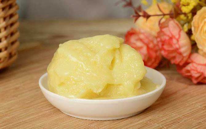 女人長期吃蜂王漿的好處,不但能美容養(yǎng)顏,還能延緩衰老速度! 蜂王漿