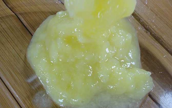 女人長期吃蜂王漿的好處,不但能美容養(yǎng)顏,還能延緩衰老速度! 蜂王漿