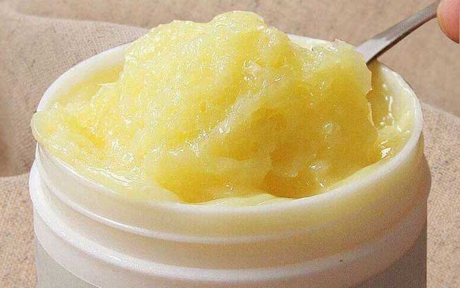 女人長期吃蜂王漿的好處,不但能美容養(yǎng)顏,還能延緩衰老速度! 蜂王漿