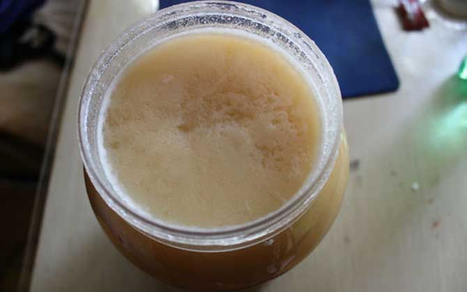 蜂蜜過(guò)期是什么樣子圖?蜂蜜過(guò)期不等于變質(zhì),只要未變質(zhì)仍能吃! 蜂蜜