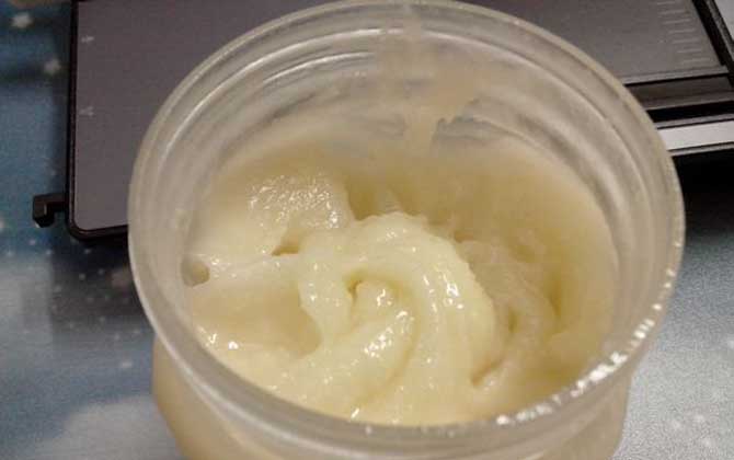 蜂蜜過(guò)期是什么樣子圖?蜂蜜過(guò)期不等于變質(zhì),只要未變質(zhì)仍能吃! 蜂蜜