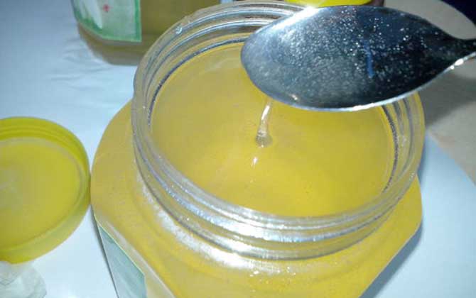 蜂蜜放壞了是什么樣子的?有酒精味和酸腐味,質(zhì)地也會變稀! 蜂蜜