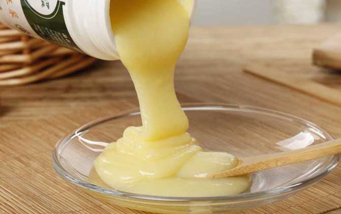 吃蜂王漿后胸變大了,可能是正常情況,蜂王漿有一定的豐胸作用! 蜂王漿