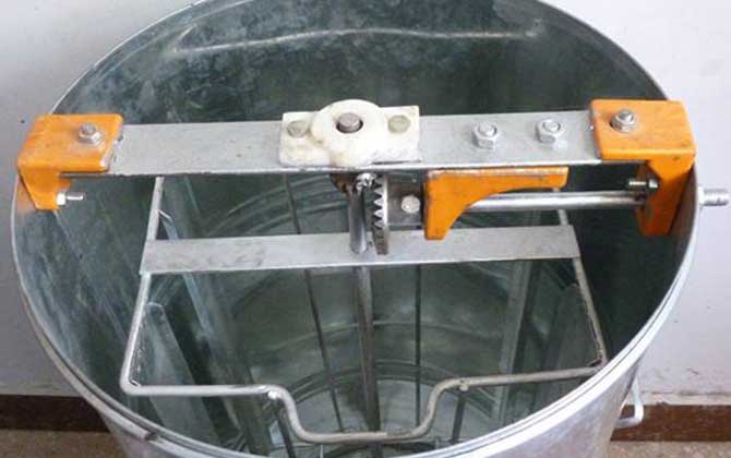 買(mǎi)養(yǎng)蜂工具全套多少錢(qián)?最貴的是蜂箱和搖蜜機(jī),其他都很便宜! 搖蜜機(jī)