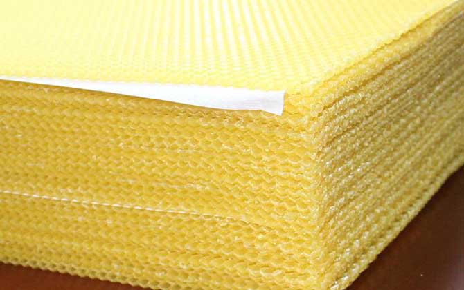 買(mǎi)養(yǎng)蜂工具全套多少錢(qián)?最貴的是蜂箱和搖蜜機(jī),其他都很便宜! 巢礎(chǔ)