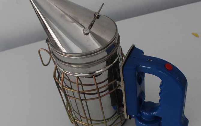 買(mǎi)養(yǎng)蜂工具全套多少錢(qián)?最貴的是蜂箱和搖蜜機(jī),其他都很便宜! 噴煙器