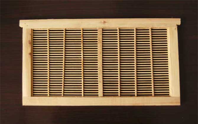 買(mǎi)養(yǎng)蜂工具全套多少錢(qián)?最貴的是蜂箱和搖蜜機(jī),其他都很便宜! 隔王板