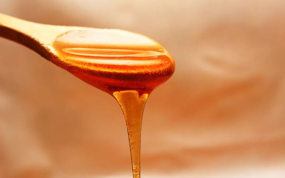 早春蜜蜂進粉是蜂王產卵了嗎(蜜蜂大量采粉說明什么) 早春蜜蜂進粉是蜂王產卵了嗎(蜜蜂大量采粉說明什么)