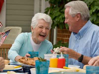 老年人吃蜂蜜有哪些禁忌（老年人吃蜂蜜的好處與壞處及禁忌）