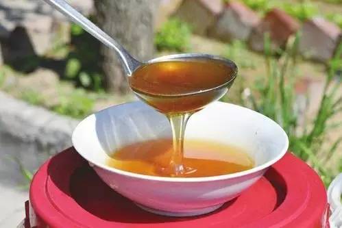 蜜蜂的蜂蛹是蜂王的幼蟲(chóng)嗎（蜂王胎封口要幾天出王）