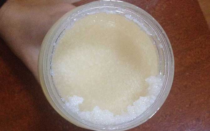 蜂蜜結(jié)晶是怎么回事？別擔(dān)心，這是正常現(xiàn)象，要恢復(fù)也非常簡單！