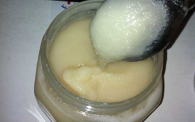 怎么判斷蜂蜜過期不能吃了？這4種情況不要吃，否則會(huì)食物中毒！