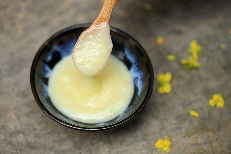 蜂王漿質量好壞的鑒別（什么樣的蜂王漿才是正宗的）